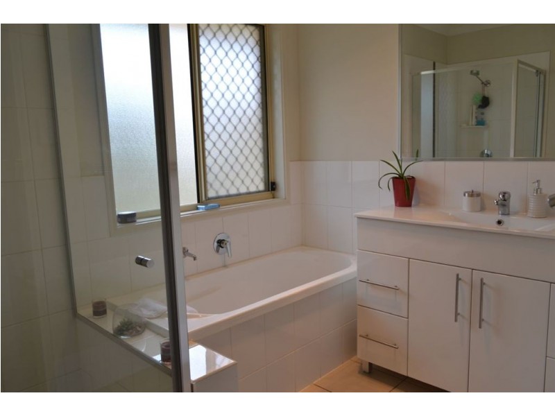4 Sears Parade, North Lakes QLD 4509