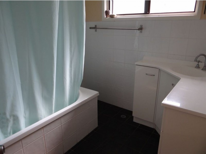 4 Leis Rd East, Kallangur QLD 4503