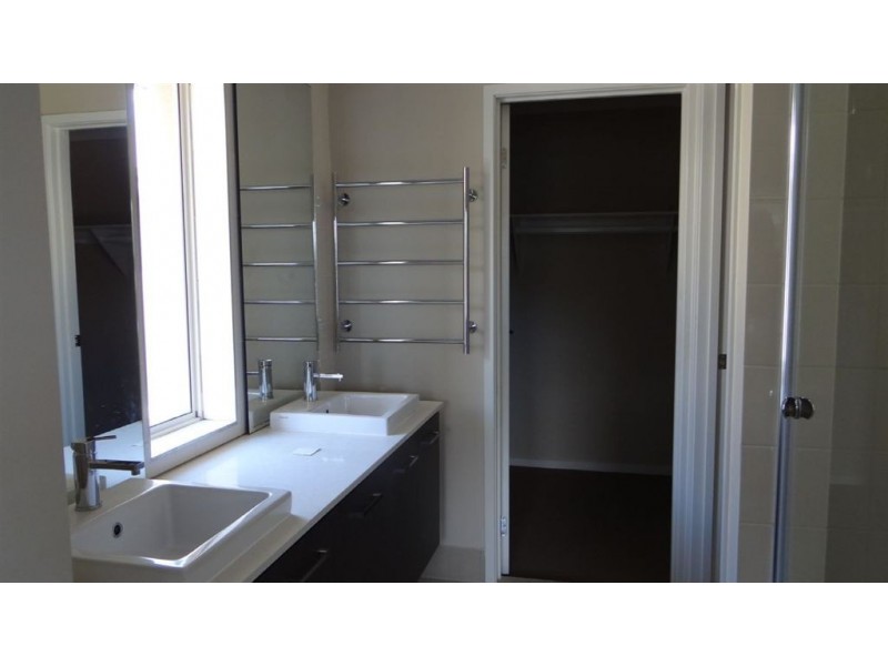 5 Lytham Cir, North Lakes QLD 4509