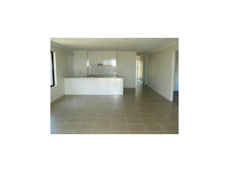 8 Williams Crescent, North Lakes QLD 4509