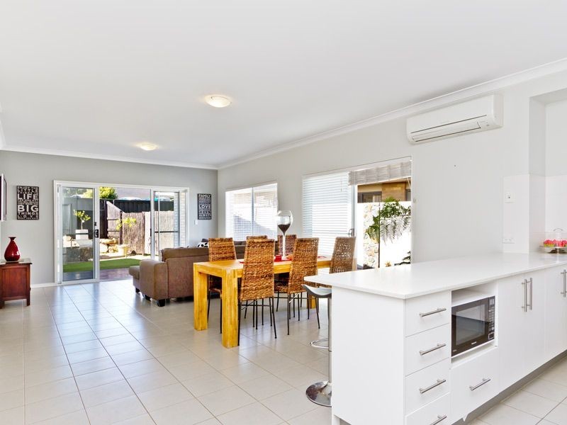 10 Sunjoy Place, North Lakes QLD 4509