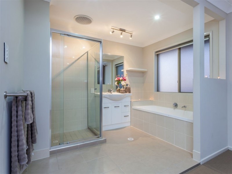 8 Coffey Court, Beachmere QLD 4510