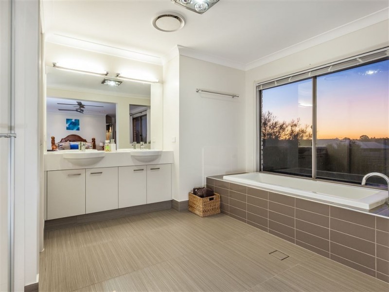 10 Coffey Court, Beachmere QLD 4510