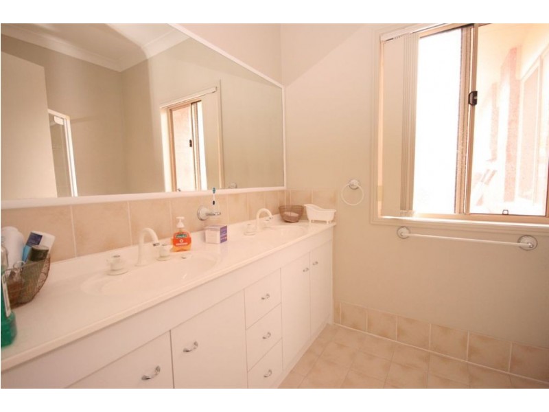 38 Pinnock Crescent, North Lakes QLD 4509