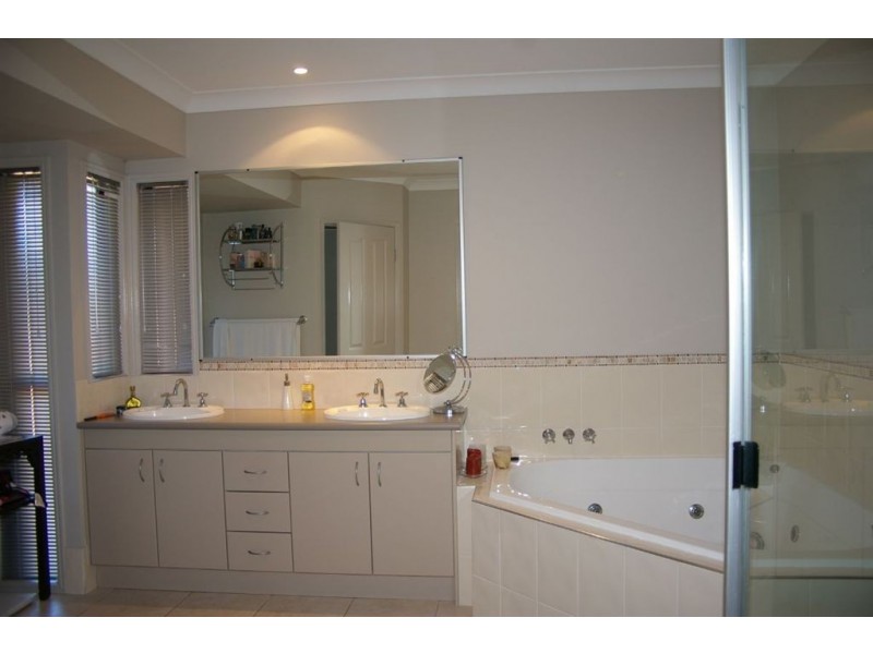 38 Mariner Court, Newport QLD 4020