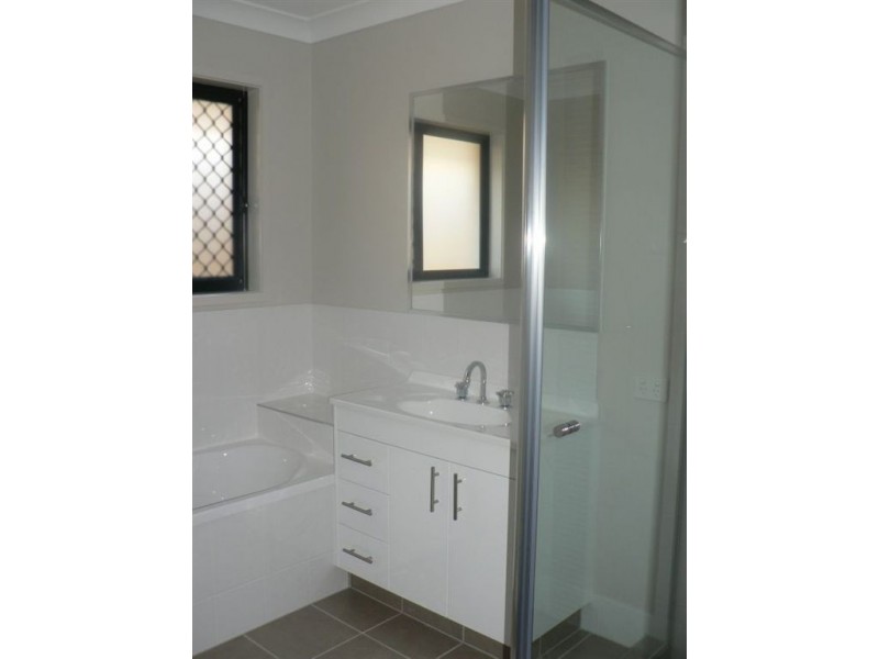 42 Mackintosh Parade, North Lakes QLD 4509