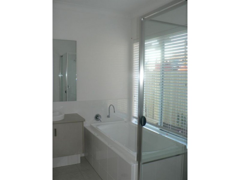 92 Mackintosh Drive, North Lakes QLD 4509