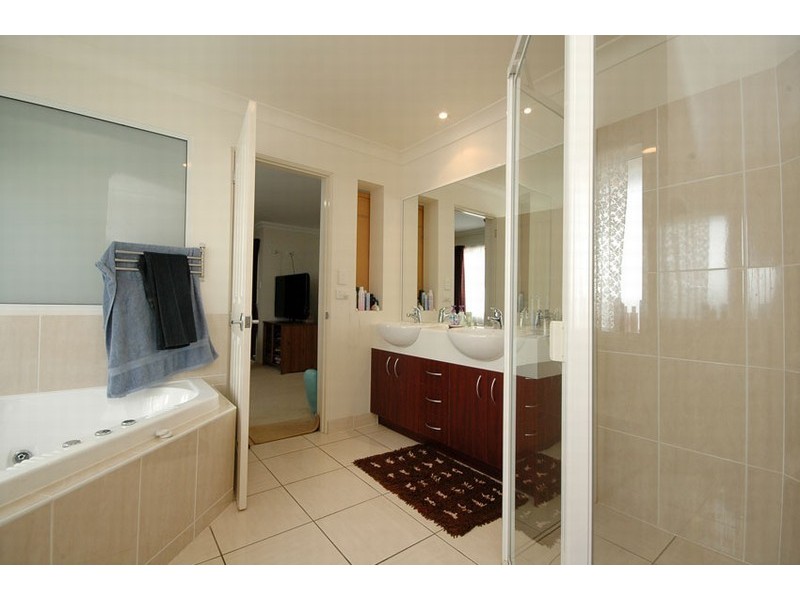 8 Marsh Pde, North Lakes QLD 4509