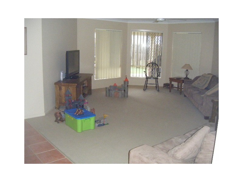 17 Whitfield Cres, North Lakes QLD 4509