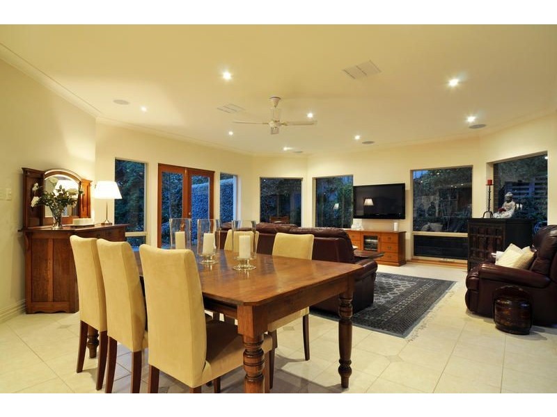 16 Rostrevor Rd, Stirling SA 5152