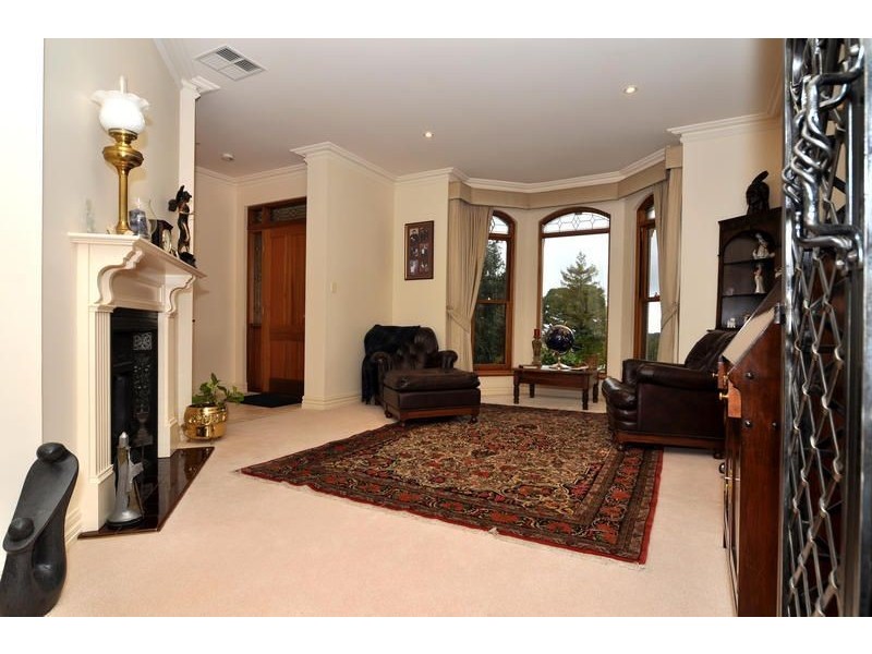 16 Rostrevor Rd, Stirling SA 5152