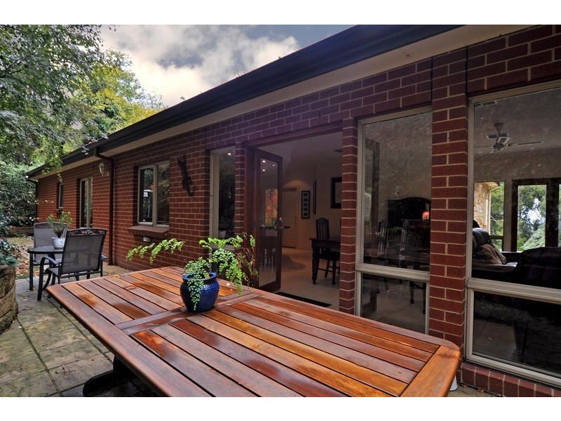 16 Rostrevor Rd, Stirling SA 5152