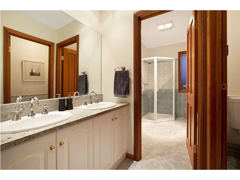 9 Riverbank Parade, Gulfview Heights SA 5096