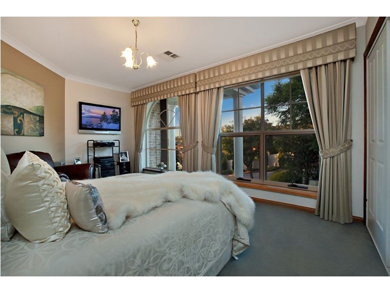 9 Riverbank Parade, Gulfview Heights SA 5096