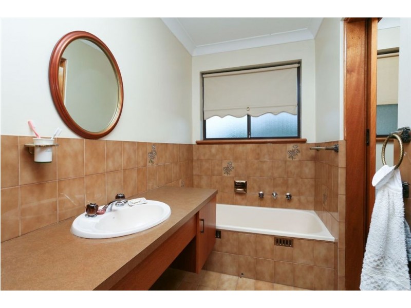 74 Currawong Crescent, Modbury Heights SA 5092