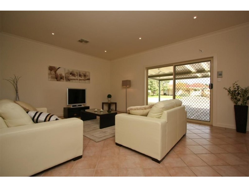 5 Amadio Crs, Campbelltown SA 5074