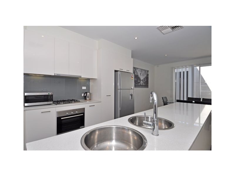 4 Kudlyo Close, New Port SA 5015