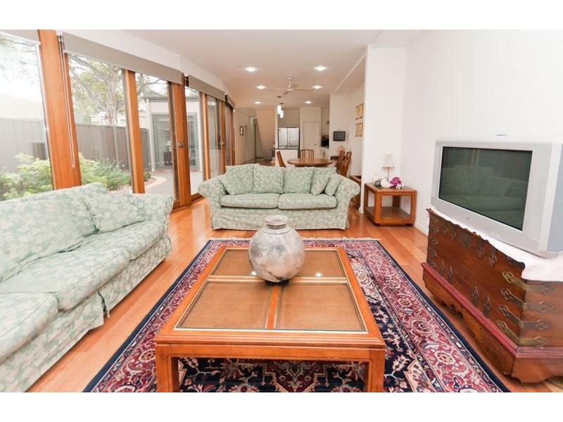 8 Lochiel Parkway, Campbelltown SA 5074