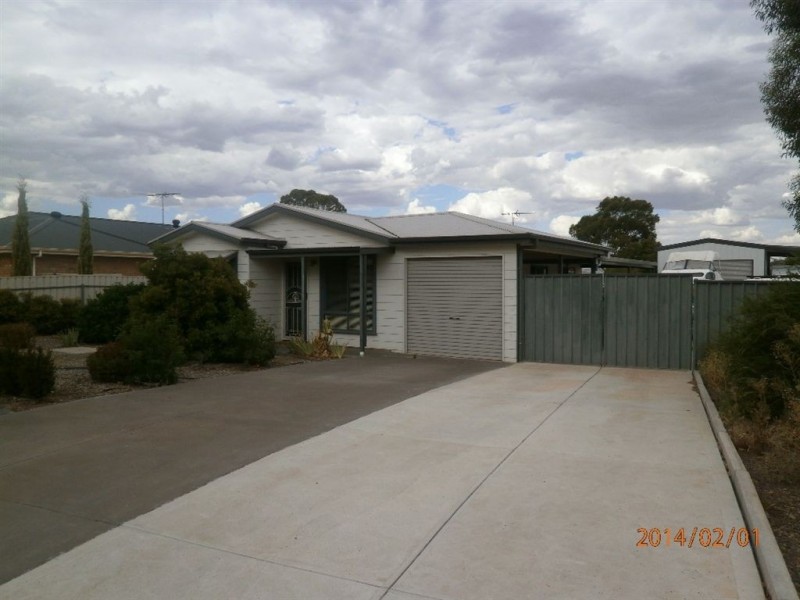 8 Cairns Crescent, Riverton SA 5412