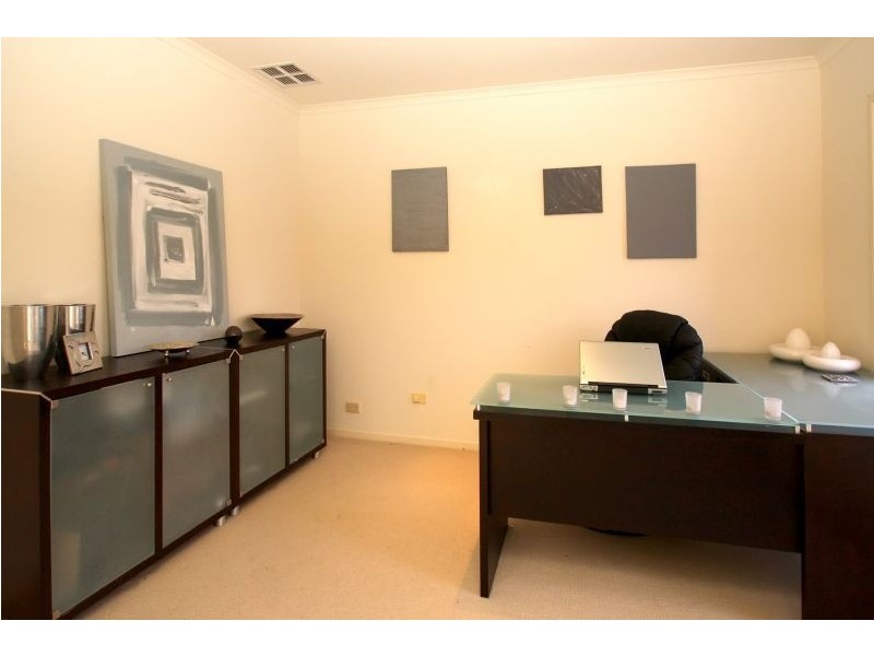 32 Ingleton Drive, Hallett Cove SA 5158