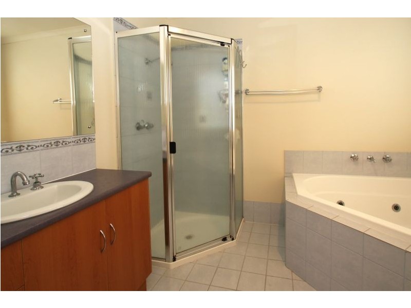 32 Ingleton Drive, Hallett Cove SA 5158