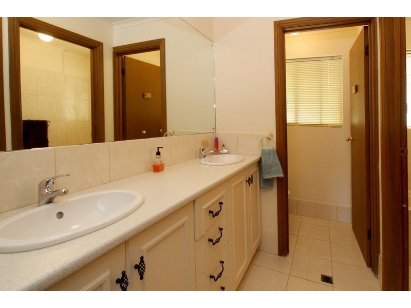 25 Lepena Crescent, Hallett Cove SA 5158