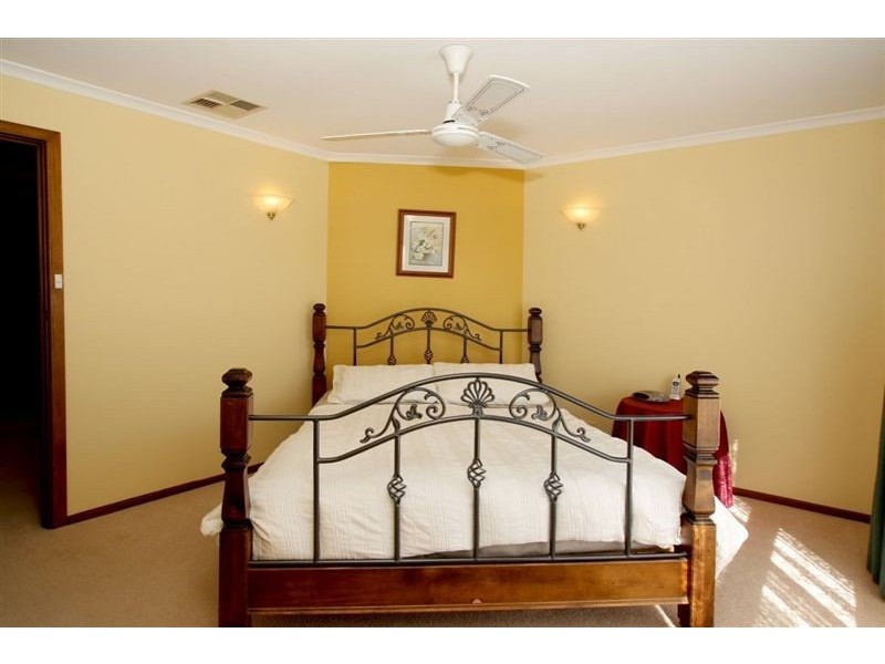 25 Moor Crescent, Hallett Cove SA 5158