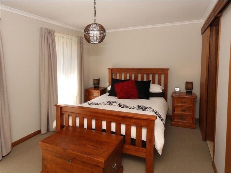 15 Coorabie Crescent, Hallett Cove SA 5158