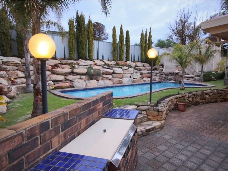 13 Dutchman Drive, Hallett Cove SA 5158