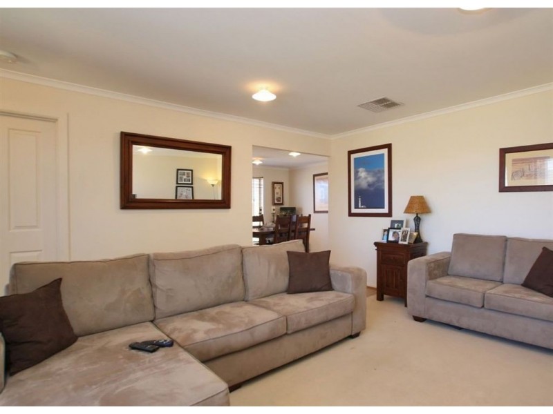 16 Barracoota Crescent, Aldinga Beach SA 5173