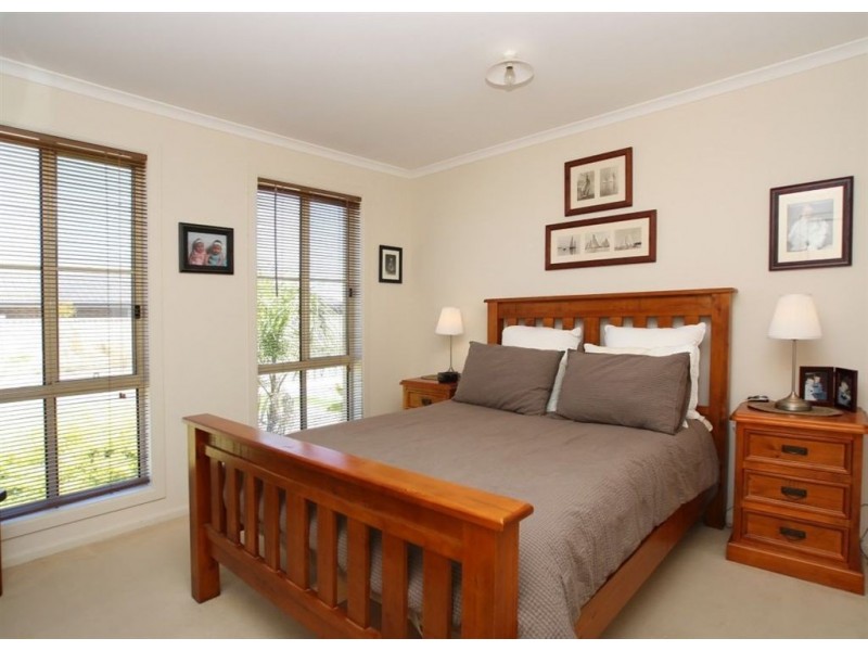 16 Barracoota Crescent, Aldinga Beach SA 5173