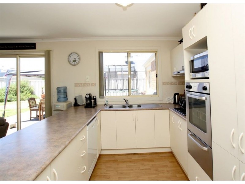 16 Barracoota Crescent, Aldinga Beach SA 5173