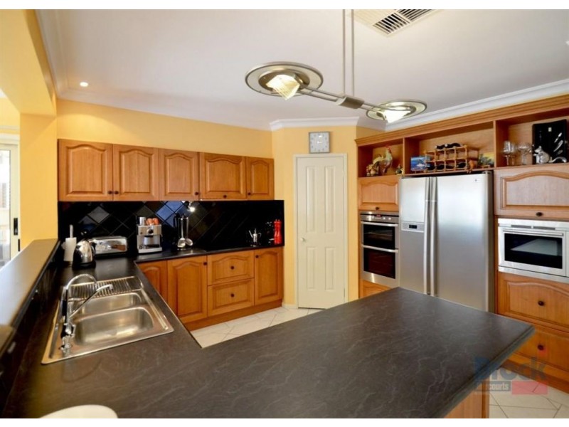 20 Ingleton Drive, Hallett Cove SA 5158