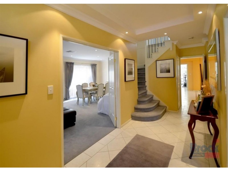 20 Ingleton Drive, Hallett Cove SA 5158