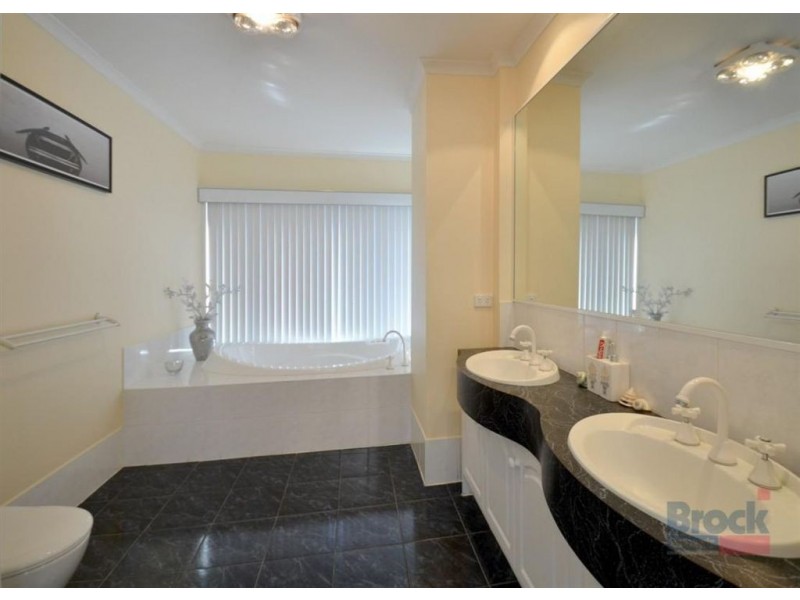 20 Ingleton Drive, Hallett Cove SA 5158