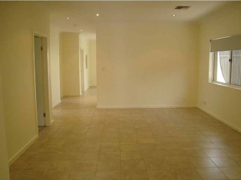 30 White Cres, Seacombe Gardens SA 5047