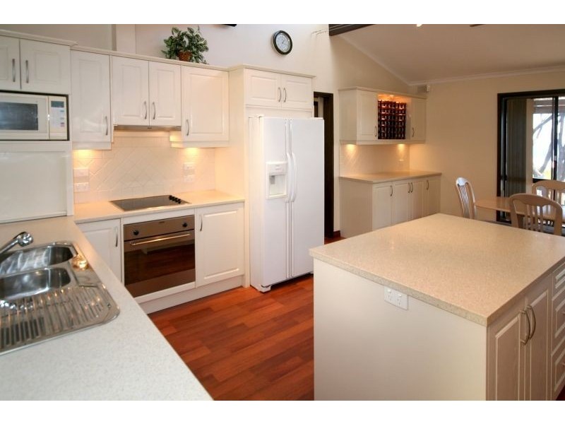 2 Ingomar Ct, Hallett Cove SA 5158