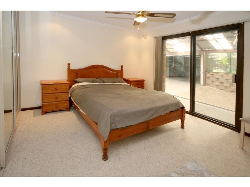 2 Ingomar Ct, Hallett Cove SA 5158