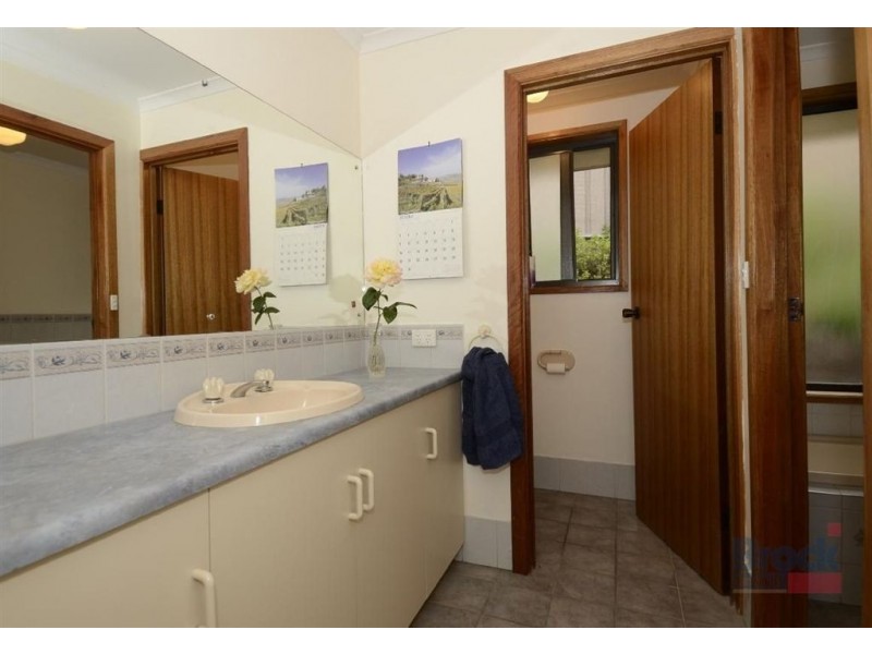 20 Alfonso Drive, Hallett Cove SA 5158