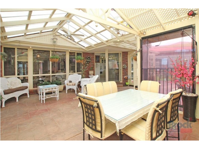 6 Harbury Ct, Onkaparinga Hills SA 5163