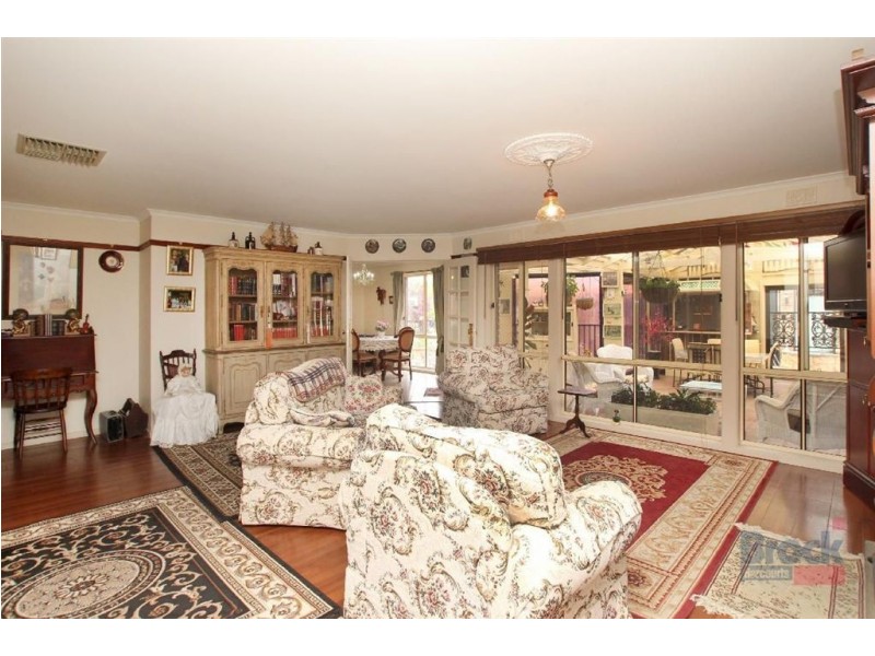 6 Harbury Ct, Onkaparinga Hills SA 5163