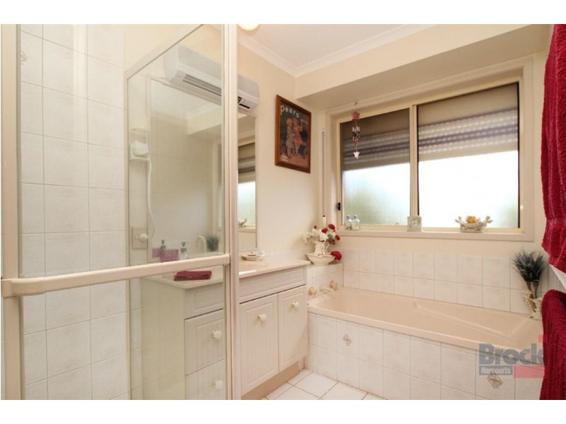 6 Harbury Ct, Onkaparinga Hills SA 5163