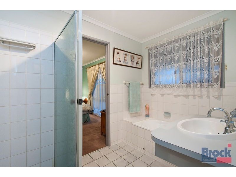 2 Deakin Court, Trott Park SA 5158