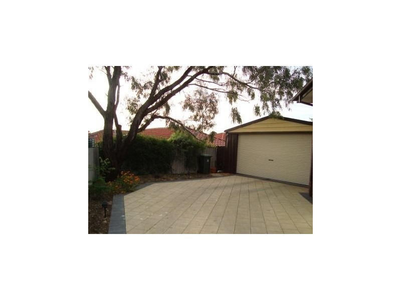 4 Dobell CT, Trott Park SA 5158
