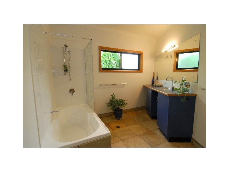 6 Daydream Court, Cannonvale QLD 4802