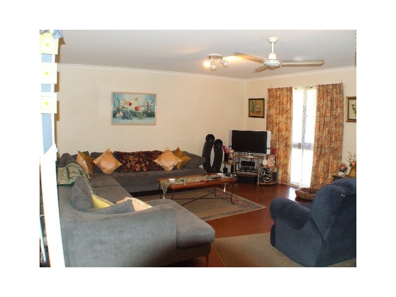 8 Iluka Street, Cannonvale QLD 4802