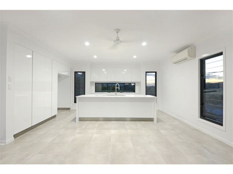 24 Whitehaven Cres, Cannonvale QLD 4802