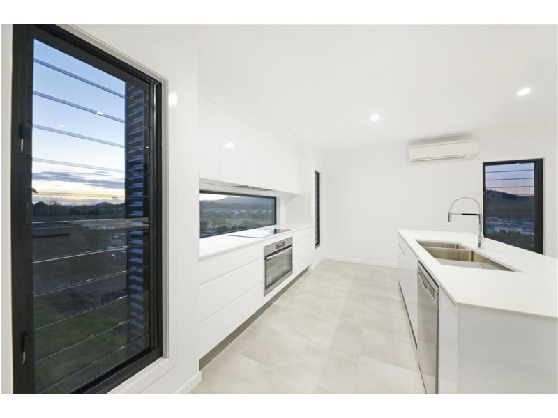 24 Whitehaven Cres, Cannonvale QLD 4802