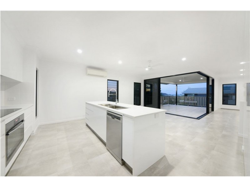 24 Whitehaven Cres, Cannonvale QLD 4802