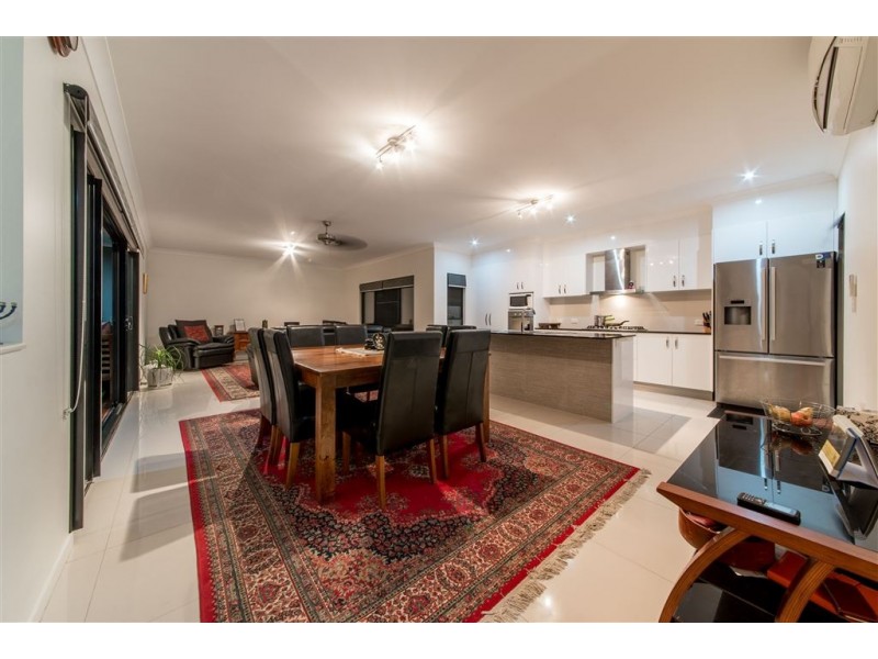 2/39 Beth Crt, Cannonvale QLD 4802
